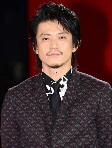 小栗旬照片高清图片,魅力四溢的影视巨星风采再现